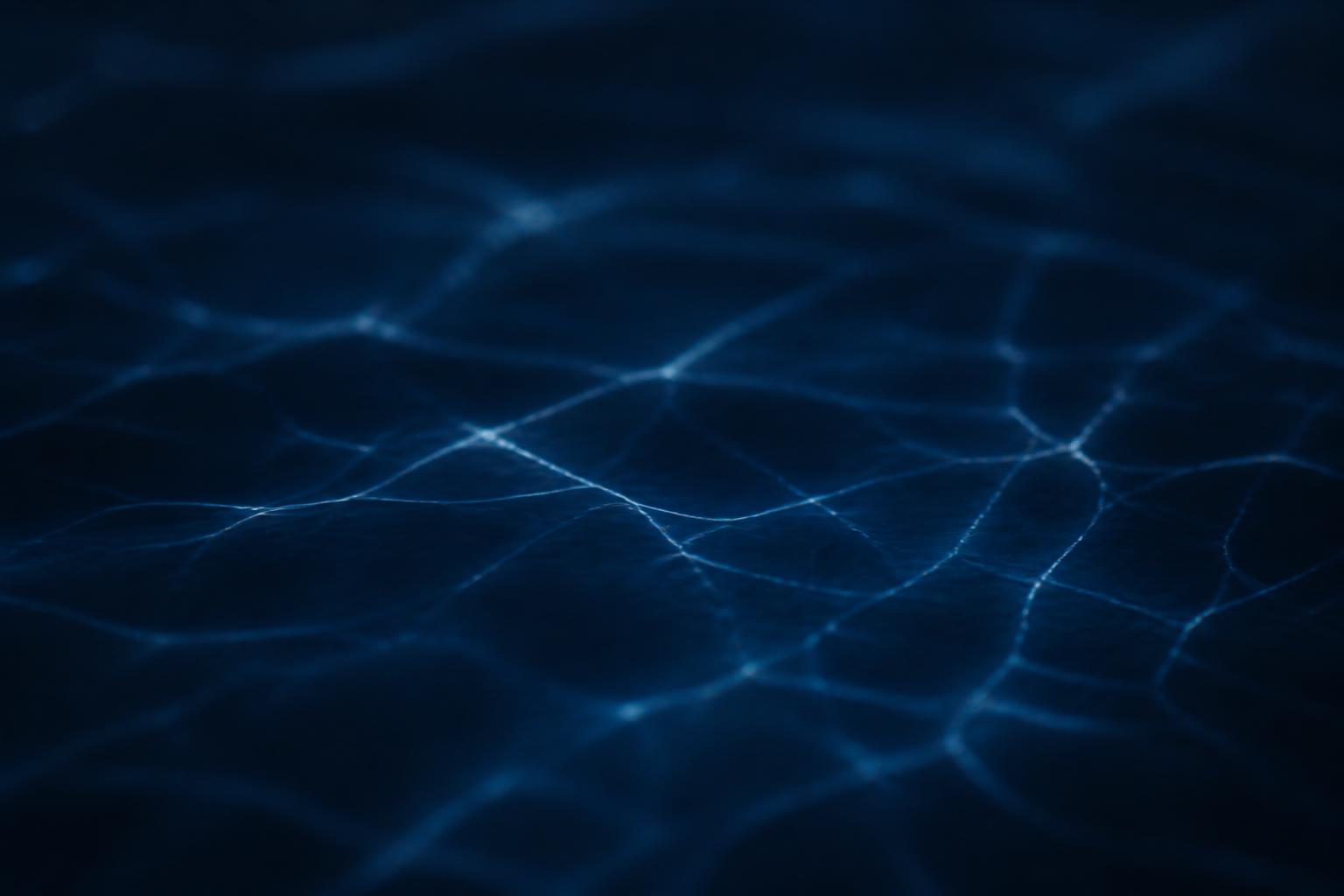 Tiefblaue Wasseroberfläche mit feinen Lichtlinien
